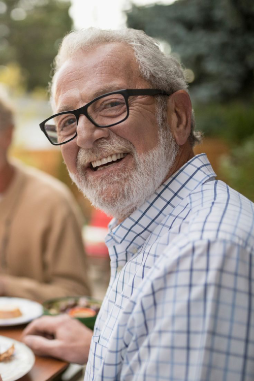 Pessoa idosa sorrindo - Benefícios INSS